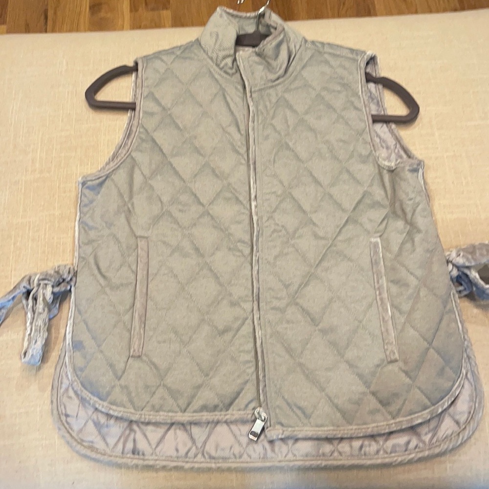 Like New! Banana Republic Grey quilter vest with velvet trim xsmall